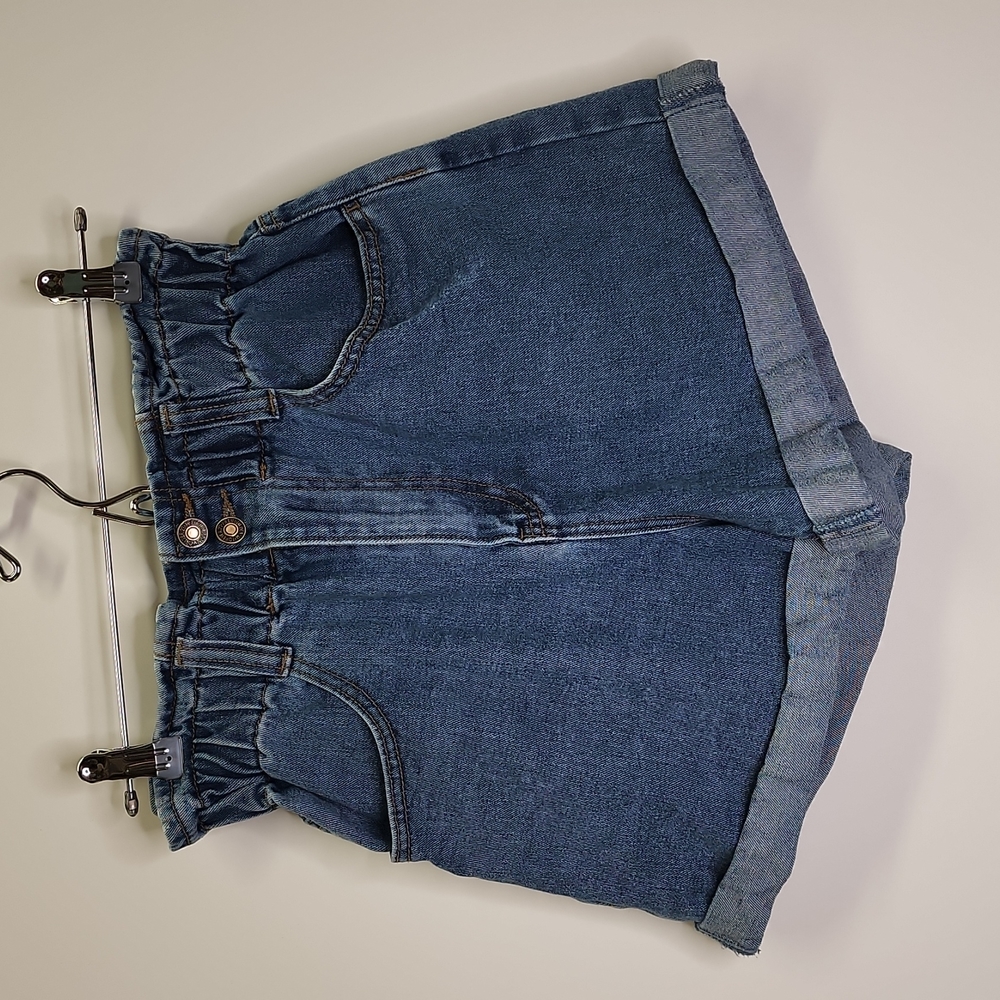 Forever 21  Size medium paper bag waste shorts  E57